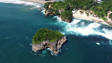 İnsansız Hava Aracı Minik Ada 'ya Nehre ve Doğu Cava, Endonezya' ya Karşı Tropikal Kıyı Çizgisi