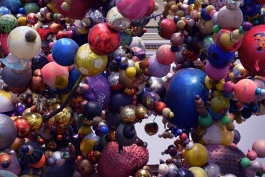 Çeşitli balonların ve topların fotoğrafı.