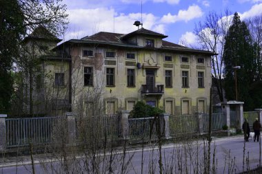 Köydeki eski bina..