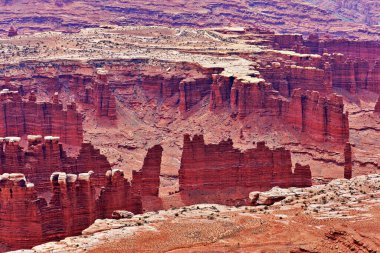 Grandview Point 'ten, Utah' taki Canyonlands Ulusal Parkı 'ndaki Anıt Havzası' nın kumtaşı kanyonlarına bakın..