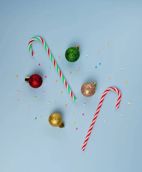 Mavi arka planda izole edilmiş Noel şekerleri ve topları