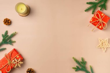 Bej arka planda Noel dekoru olan kompozisyon. Metin için boşluk