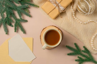 Kahve, hediye ve Noel süslemeleri ile Noel kompozisyonu. Noel konsepti, yeni yıl. Üst görünüm