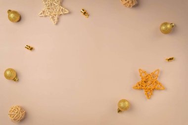 Bej arka planda noel kartı tasarımı