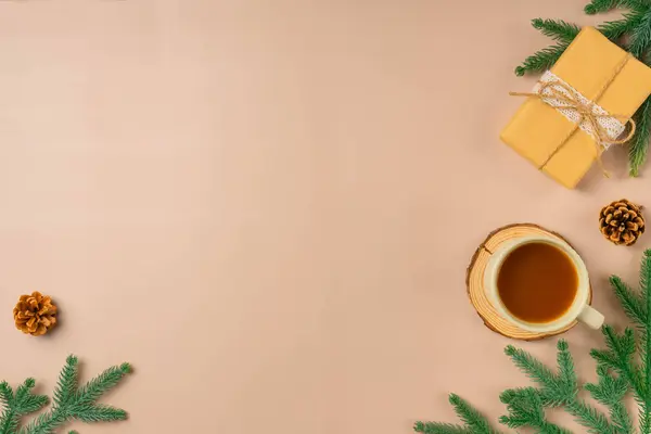 Noel ve mutlu yeni yıl kartları. Bej arka planda bir fincan kahve, fotokopi alanı, üst manzara.