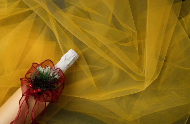 Sarı tül üzerinde şampanya şişesi. Noel, yeni yıl konsepti. Üst görünüm