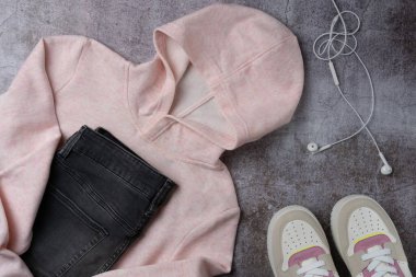 Gri arka planda kadın kıyafetleri ve aksesuar..