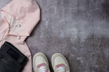 Kadın kıyafetleri ve gri arka planda aksesuar. Boşluğu kopyala