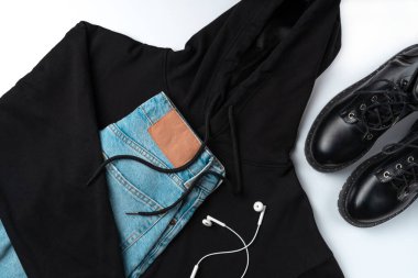 Siyah kapüşonlu ve beyaz arka planda kot pantolon.