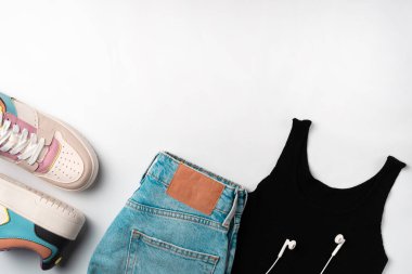 Beyaz arka planda kadın kıyafetleri ve aksesuarlar. Boşluğu kopyala