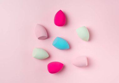 Pembe arka planda güzellik blenderi. Üst manzara, düz uzanma.