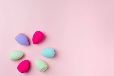 Makyaj malzemeleri için parlak süngerler. Boşluğu kopyala