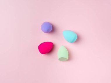 Makyaj malzemeleri için parlak süngerler. Üst manzara, düz uzanma.