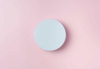 Beyaz yuvarlak podyum kaidesi kozmetik ürün sunumu pembe arka planda boş bir model