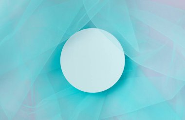 Beyaz yuvarlak podyum kaidesi kozmetik ürün sunumu turkuaz tül üzerinde boş bir model