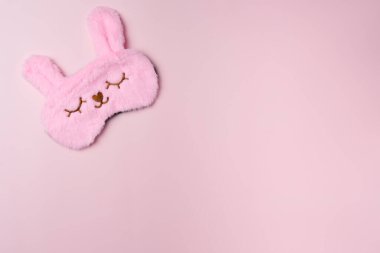 Pastel pembe arka planda pembe uyku maskesi.