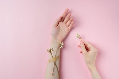 Pastel pembe arka planda çiçekli yaratıcı fotoğrafçı kızlar.