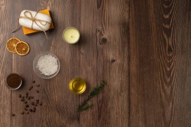 Ahşap arka planda spa kompozisyonu. Üst görünüm