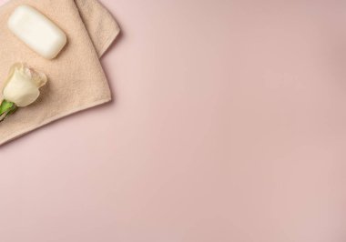 Gül ve sabunlu havlu pastel pembe arka plan. Spa konsepti
