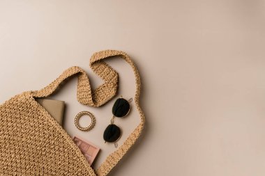 Hasır çanta ve aksesuarlar. Yaz modası