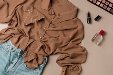 Aksesuar ve kozmetik ürünleri olan kadın moda kıyafeti.