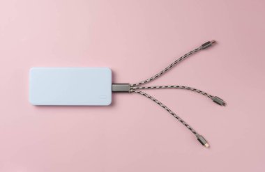 Pembe arka planda güç bankası. Usb şarj eklentileri