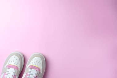 Mavi arka planda renkli ayakkabılar. Metin için boşluk