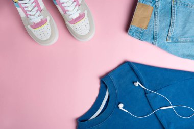 Pembe arka planda kadın kıyafetleri. Moda konsepti. Üst bakış açısı, düz yatış.