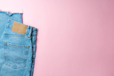 Pembe arka planda kadın pantolonu. Metin için boşluk