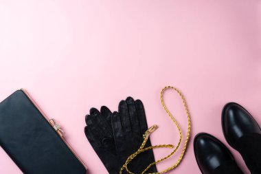 Pembe arka planda kadın tuhafiyesi. Metin için boşluk