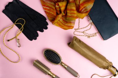 Pembe arka planda kadın tuhafiyesi