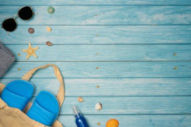 Yaz, tatiller, plaj aksesuarları mavi ahşap arka planda fotokopi alanı ile