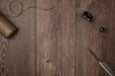 Yukardan ahşap arka planda mürekkep kalemi olan klasik tarzda bir model. Boşluğu kopyala