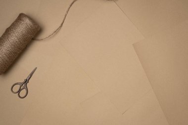 Sicim ve makaslı kağıt arkaplan sayfaları. Eski model. Düz yerde, üst tarafta. Boşluğu kopyala