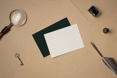 Eski aksesuarlarla dolu boş beyaz kağıt listesi yukarıdan gelen kağıt arkaplanda. Boşluğu kopyala