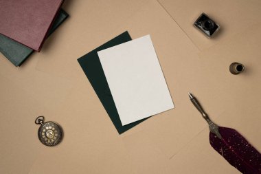 Tükenmez kalemi, mürekkebi, kitapları olan boş kağıt listesi ve yukarıdan gelen kağıt yaprakları. Eski model. Boşluğu kopyala