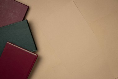 Kağıt kaplamalı arka planda kitaplar. Eski model. Düz yerde, üst tarafta. Boşluğu kopyala