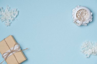 Çiçekler, hediye kutusu, mavi arka planda inci. Boşluğu kopyala