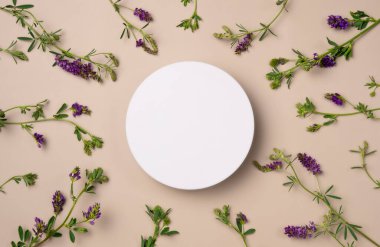 Çiçek çerçeveli beyaz yuvarlak podyum, kaide ürünü, bej arka planda boş model sunumu