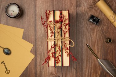 Yukarıdan ahşap arkaplan üzerine kitapları olan klasik bir kompozisyon. Düz yatış, üst görünüm.