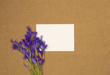 Kumaş arka planında çiçek olan kağıt boş bir sayfa. Metin için boşluk