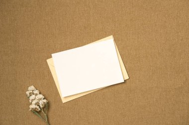 Kumaş arka planında çiçek olan kağıt boş bir sayfa. Metin için boşluk