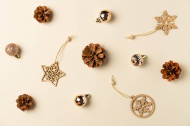 Bej arka planda noel veya yeni yıl kompozisyonu. Düz yerde, üst tarafta. Boşluğu kopyala