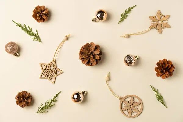 Bej arka planda noel veya yeni yıl kompozisyonu. Düz yerde, üst tarafta. Boşluğu kopyala