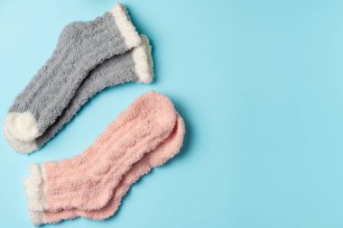 Mavi arka planda iki çift sıcak çorap. Düz yerde, üst tarafta. Boşluğu kopyala