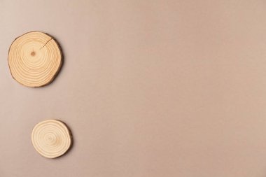 Bej arka planda ahşap kesit. Düz yerde, üst tarafta. Boşluğu kopyala