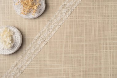 Masada çiçekli kurdeleler. Düz yerde, üst tarafta. Boşluğu kopyala