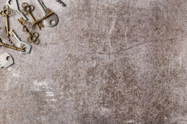 Eskimiş dekoratif anahtar koleksiyonu. Düz yerde, üst tarafta. Boşluğu kopyala