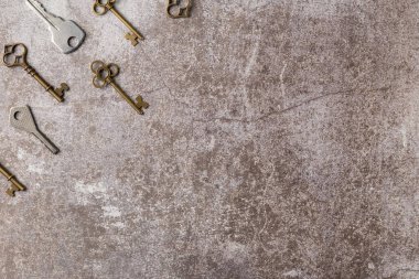 Eskimiş dekoratif anahtar koleksiyonu. Düz yerde, üst tarafta. Boşluğu kopyala