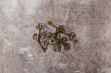 Eskimiş dekoratif anahtar koleksiyonu. Düz yatış, üst görünüm.